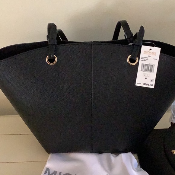 Micheal Kors Fan Tote w/accessories - Picture 7 of 7